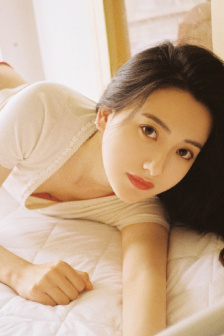 他扶著粗大挺進了她的花苞