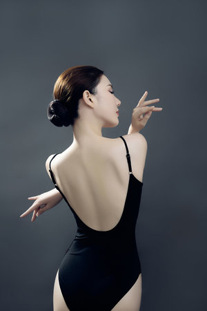 爆乳美女脫內衣18禁裸露網站