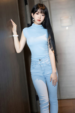 絲襪老師上課自慰蹭桌角