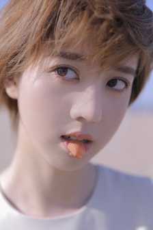 已經塞了八顆荔枝了