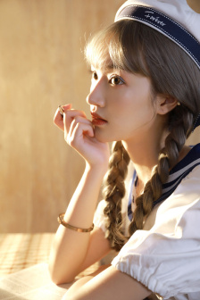 在老公旁邊給他戴帽子