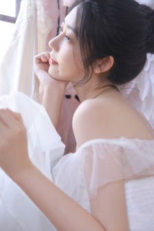 到酒店房間開始熱吻