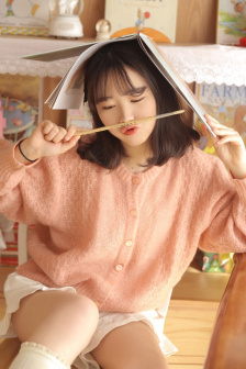 跪在閨蜜腳下含著玉足視頻