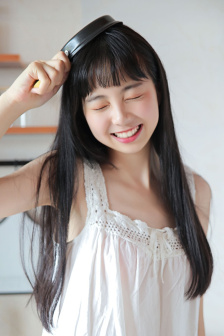 他的手漸漸地也開始不安分起來