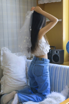 邊吃奶邊扭身體哼唧怎么回事