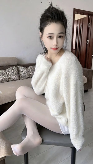 媽媽一邊做飯一邊干什么呢