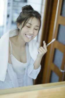 穿丁字褲憋尿勒肚子小腹凸起