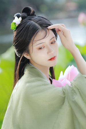 小柔跪趴撅著給人玩弄H漫畫