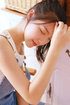 緊身褲翹臀美女