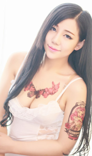 他把頭埋在花叢中