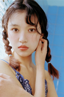 男生和女生一起打斗地主