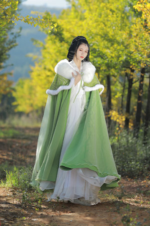 女生喂奶給嬰兒