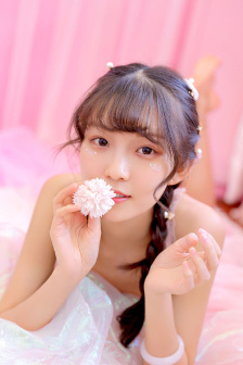 美女扒開內褲跳舞