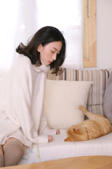 小男孩脫小女孩褲子