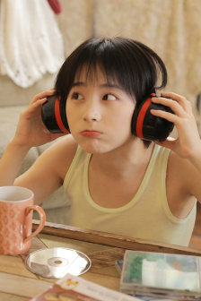 動漫女性左腿叉開腿肚子中間疼