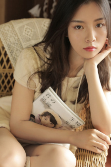 小受被多男摁住灌濃精