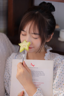 他開始慢慢迎合徐開雪的英文