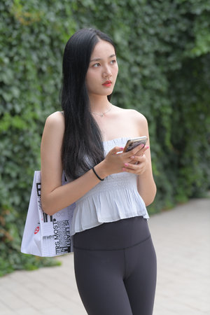 和妹妹兩個人看家