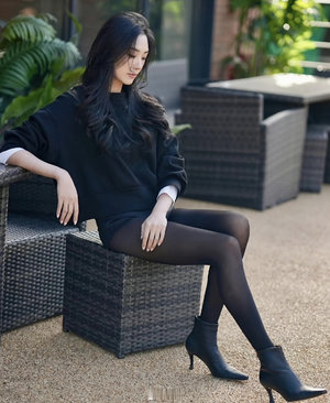 舞蹈生帶著小玩具練芭蕾視頻