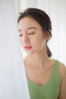 它餓了坐下喂飽它